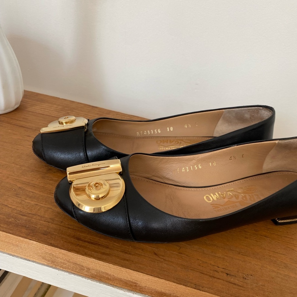 Salvatore Ferragamo Fiamma keyhole black and gold flats